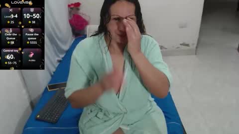 Snapshot of laura_foxx2379 chatting on October 23, 2:11 am laura_foxx2379 online show from October 23, 2:11 am