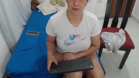 Snapshot of laura_foxx2379 chatting on December 18, 2:56 pm laura_foxx2379 online show from December 18, 2:56 pm