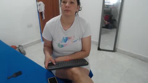 Snapshot of laura_foxx2379 chatting on January 6, 2:32 pm laura_foxx2379 online show from January 6, 2:32 pm