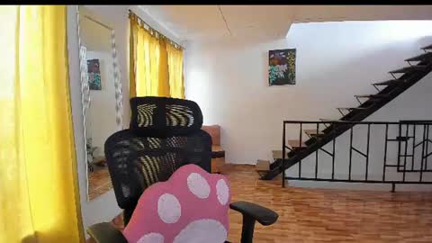 LauraIvy online show from August 3, 1:05 pm