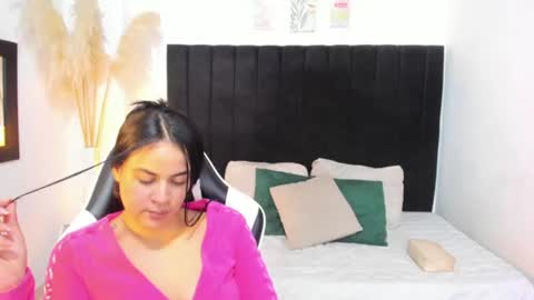 Snapshot of laura_soe chatting on June 19, 2:05 am LAURA SOE online show from June 19, 2:05 am
