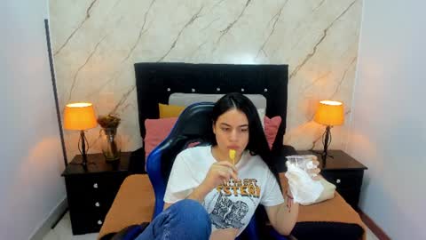 Snapshot of laura_soe chatting on June 22, 1:52 pm LAURA SOE online show from June 22, 1:52 pm
