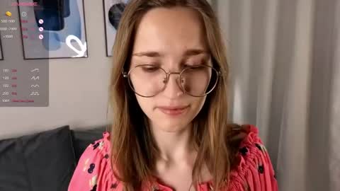 Snapshot of lauracollins__ chatting on June 7, 2:10 pm May online show from June 7, 2:10 pm