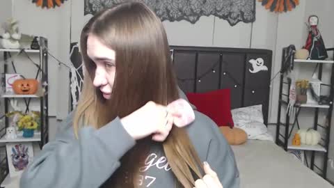 LauraHlot online show from November 15, 7:10 pm