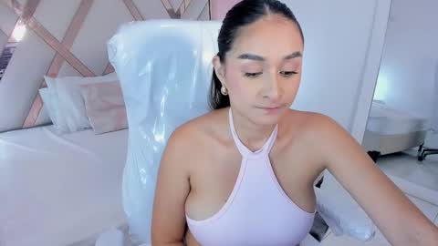 Snapshot of lauraklark chatting on November 6, 1:56 pm laura online show from November 6, 1:56 pm