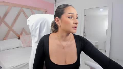 Snapshot of lauraklark chatting on November 11, 2:50 pm laura online show from November 11, 2:50 pm