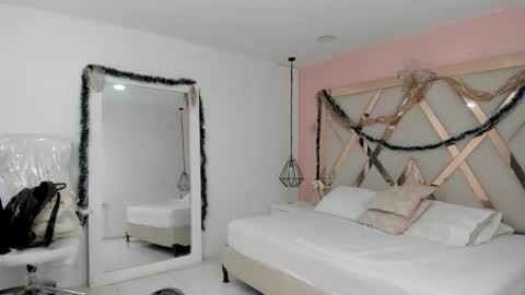 laura  online show from December 17, 8:59 pm