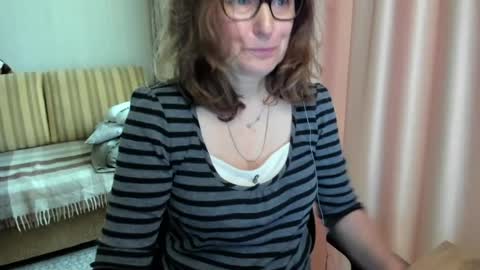 Lauraoven1 online show from June 1, 7:32 am