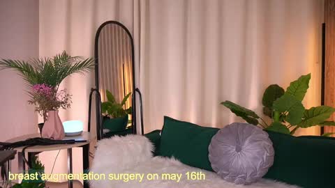  Laura  online show from May 3, 6:19 am