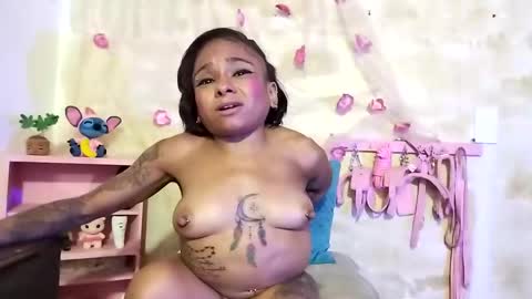 Snapshot of lauren_hills7069 chatting on January 15, 7:48 am Lauren online show from January 15, 7:48 am