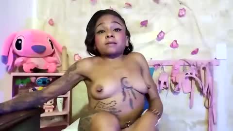 Snapshot of lauren_hills7069 chatting on January 22, 6:52 am Lauren online show from January 22, 6:52 am