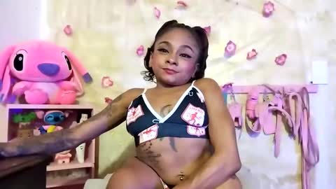 Snapshot of lauren_hills7069 chatting on January 23, 2:44 am Lauren online show from January 23, 2:44 am