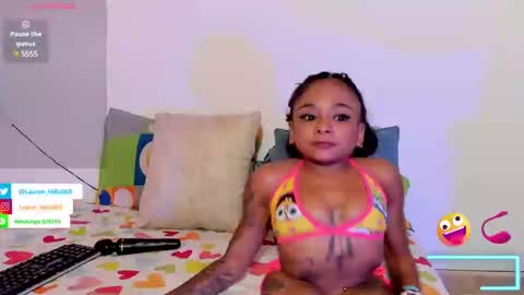 Snapshot of lauren_hills7069 chatting on February 23, 12:41 am Lauren online show from February 23, 12:41 am