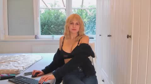 laurendreams online show from December 4, 9:29 am