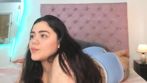 laurenlaine online show from March 31, 4:40 pm