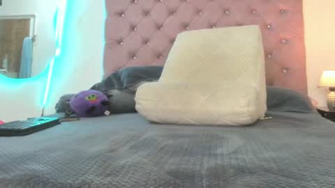 laurenlaine online show from June 25, 1:05 am