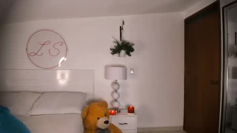 Snapshot of laurensaenz chatting on February 28, 3:15 pm Lauren Saenz online show from February 28, 3:15 pm