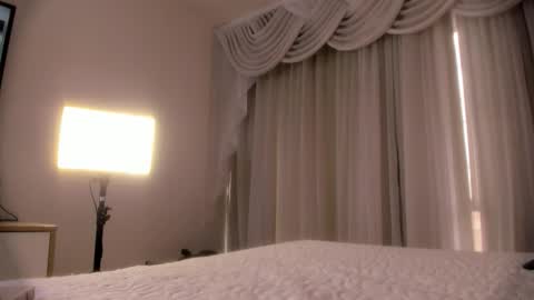 Snapshot of laurensaenz chatting on September 12, 12:05 pm Lauren Saenz online show from September 12, 12:05 pm