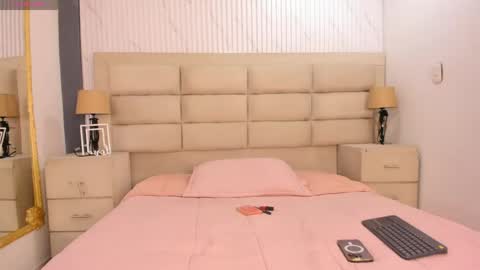 Snapshot of laurensnow1_ chatting on April 25, 2:58 pm Lauren online show from April 25, 2:58 pm