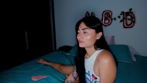 Snapshot of laurent_a chatting on December 21, 9:11 pm Lucie online show from December 21, 9:11 pm