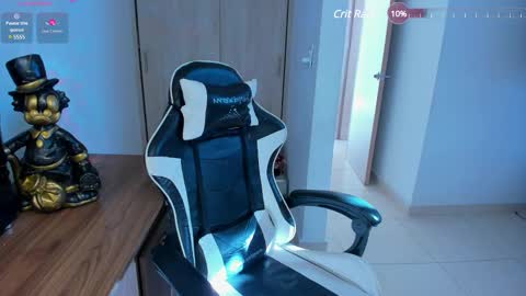 Snapshot of laurenth_foxy chatting on January 10, 9:10 pm lau online show from January 10, 9:10 pm