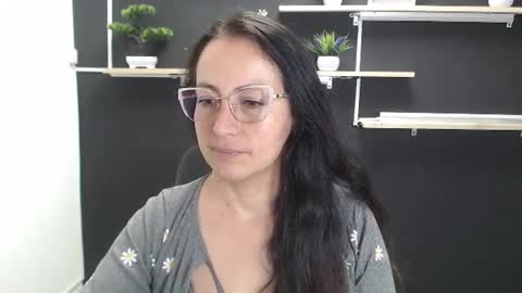 Snapshot of lauryn_jones chatting on July 1, 7:35 pm Laury online show from July 1, 7:35 pm
