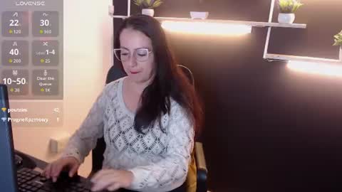 Snapshot of lauryn_jones chatting on July 2, 9:43 pm Laury online show from July 2, 9:43 pm