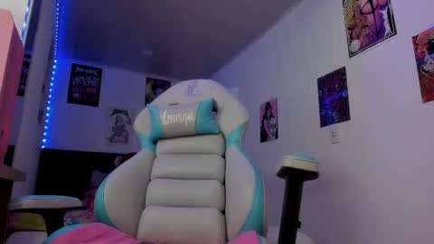 Snapshot of lauryn_muller_ chatting on March 11, 5:27 am Lau online show from March 11, 5:27 am