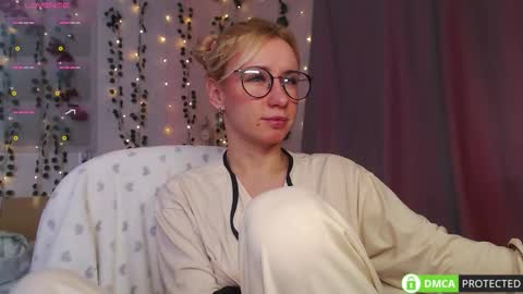 Snapshot of lavinell chatting on February 24, 10:02 am Mia online show from February 24, 10:02 am