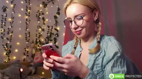 Snapshot of lavinell chatting on March 12, 9:59 am Mia online show from March 12, 9:59 am