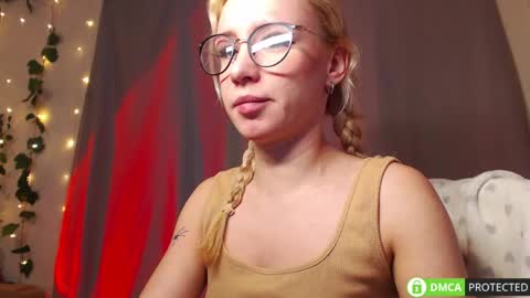 Snapshot of lavinell chatting on March 16, 12:42 pm Mia online show from March 16, 12:42 pm