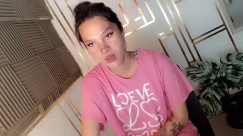 Snapshot of layla47649867 chatting on April 4, 2:43 am layla47649867 online show from April 4, 2:43 am