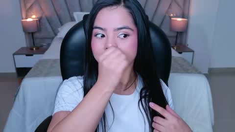 Snapshot of layla_breezee_ chatting on June 9, 11:44 am Layla Breezee online show from June 9, 11:44 am