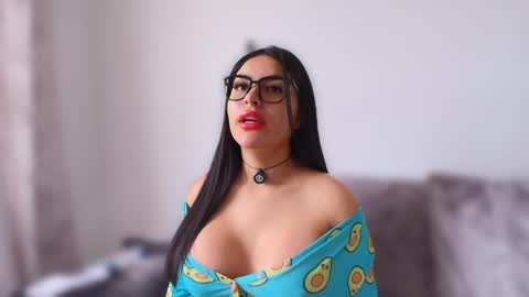 Layla online show from April 30, 4:13 pm
