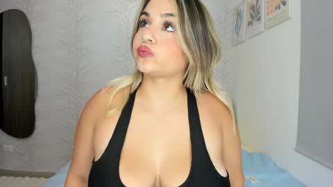 Layla Vanegas online show from December 13, 1:37 am