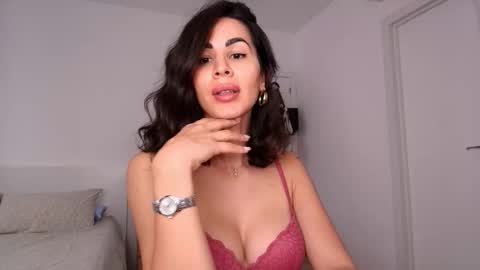 Layla online show from March 3, 3:40 pm