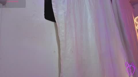 Snapshot of laylafoxy_tay chatting on November 24, 3:28 am laylafoxy_tay online show from November 24, 3:28 am