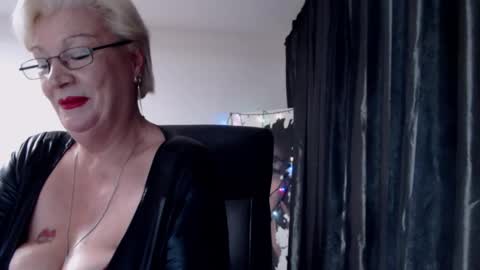 Layla online show from December 6, 7:10 am