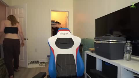 Snapshot of laylas_universe chatting on November 29, 5:32 am Layla Universe online show from November 29, 5:32 am