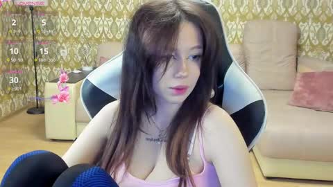 laylaura online show from May 17, 10:33 am