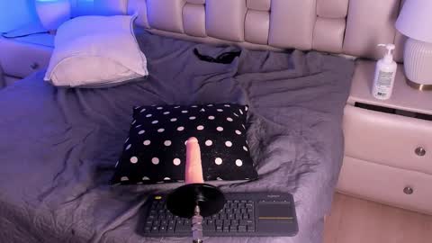 lea_hunter__ online show from November 25, 9:04 pm