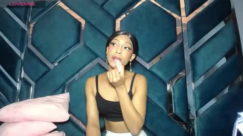 Snapshot of lea_sweetly chatting on November 7, 1:00 pm lea sewwtly online show from November 7, 1:00 pm