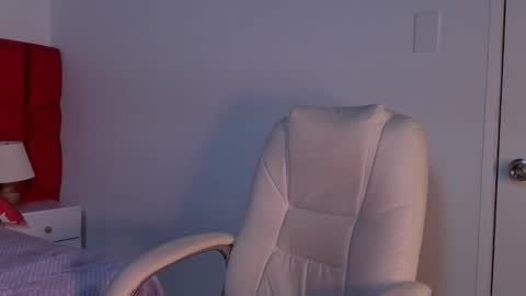 Lea Velle online show from December 4, 6:44 am