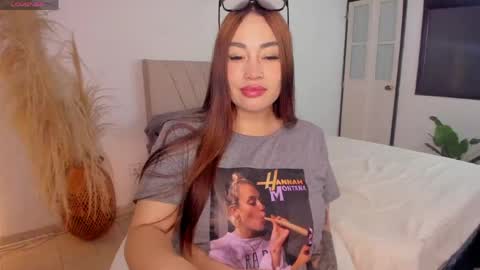 Snapshot of leah_01 chatting on June 4, 1:00 am Leah online show from June 4, 1:00 am