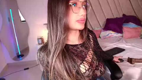 Snapshot of leahprada_ chatting on February 21, 11:21 pm Instagram Leahprada online show from February 21, 11:21 pm