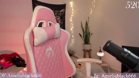  Amelia Black  OF AMELIABLACK666 I lost all my thumbs up help me to get 80 online show from December 15, 10:30 am