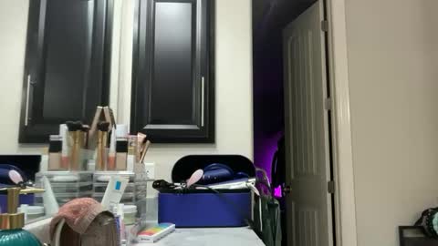 Snapshot of leanneluxecouple chatting on October 22, 10:26 am leanneluxecouple online show from October 22, 10:26 am