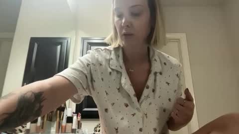 Snapshot of leanneluxecouple chatting on December 2, 11:26 am leanneluxecouple online show from December 2, 11:26 am