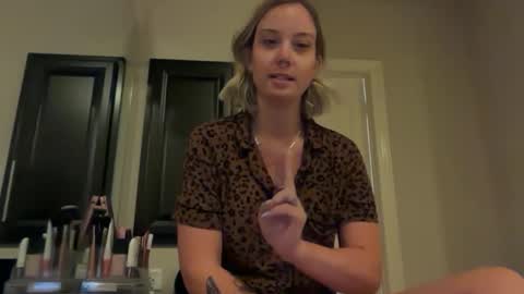 Snapshot of leanneluxecouple chatting on December 5, 11:30 am leanneluxecouple online show from December 5, 11:30 am