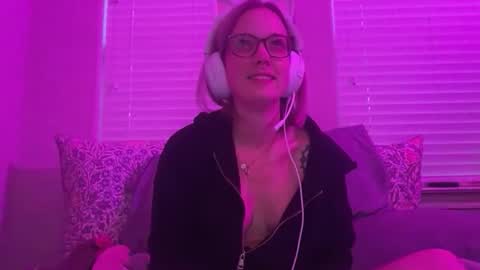 leanneluxecouple online show from April 14, 12:49 am